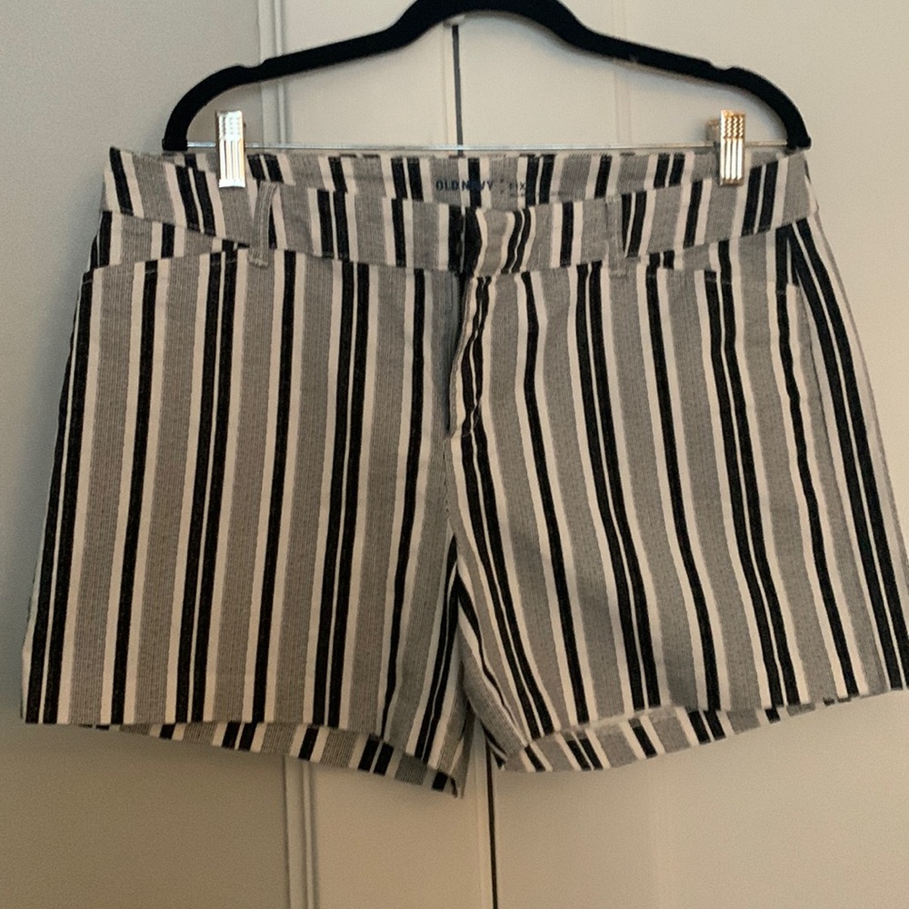 Old Navy, Black and White Striped Short, Size 14